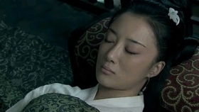 虞姬温柔地望着项羽