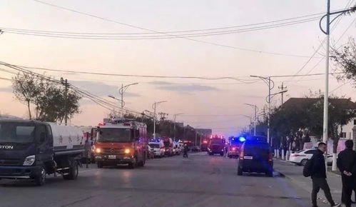 爆炸现场多辆救护车和救援车辆抵达