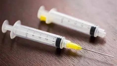 塑料针筒玩具与真实医用注射器对比图