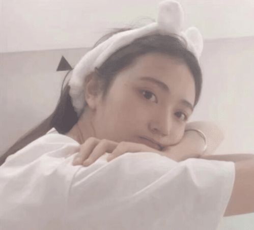 女孩捂胸口不适