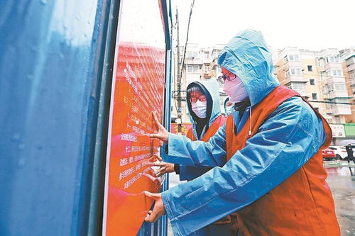 志愿者在社区搭建临时避难点