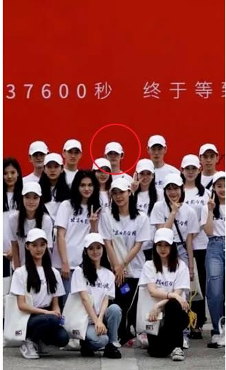 中美学生交换新年贺卡合影