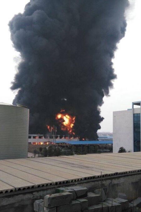 山东高密化工厂爆炸现场浓烟冲天，数公里外居民窗户被震碎