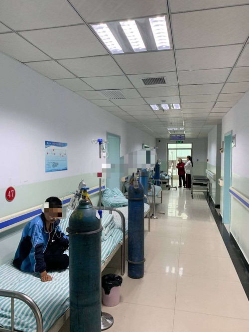 青少年在接受医疗检查