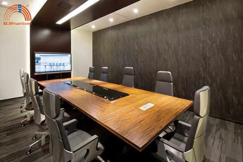 国际会议桌前各国代表交谈