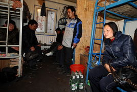 工厂外家属焦急等待消息