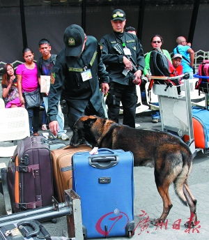 机场安检人员检查行李画面