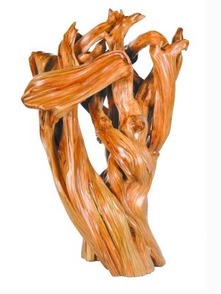 阿姨正在雕刻墨鱼骨制作宫灯细节图