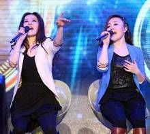 两姐妹在演唱会现场相拥而泣