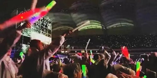 观众在演唱会现场高喊退票