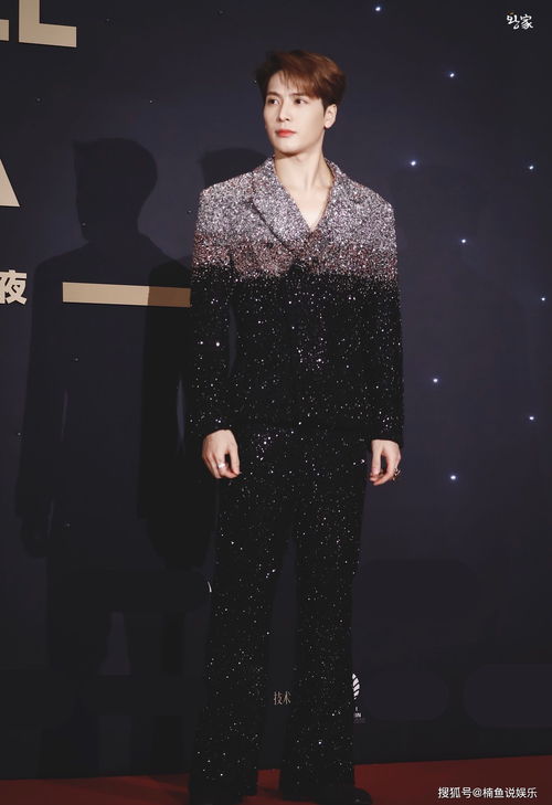 杨颖穿着米白色西装套装走红毯