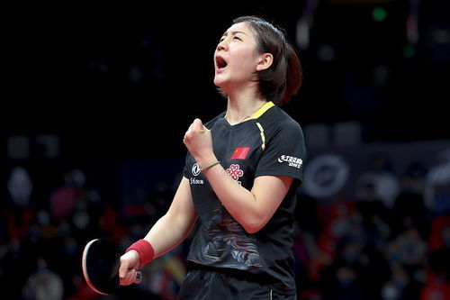 王曼昱活动现场微笑接受采访