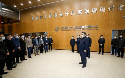 王健林在会议室中低头思考