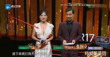 主持人在短剧片场与其他演员对戏