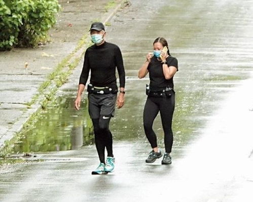 周润发在山间跑步