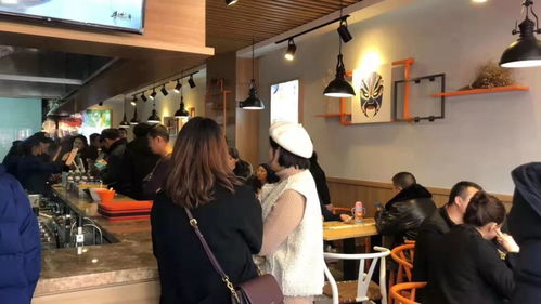 几位顾客正在店内用餐