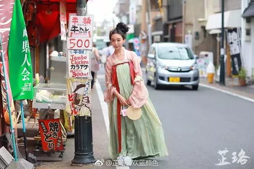 穿汉服的女孩在街头行走