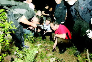 民警在现场勘查细节图