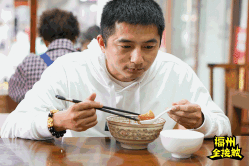 街角早餐店热气腾腾的包子