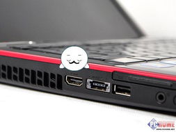 一本合上的笔记本放在空荡荡的书桌上