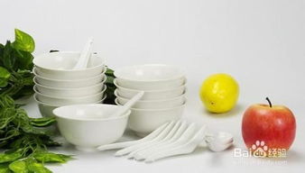 广东家庭用开水烫碗的画面