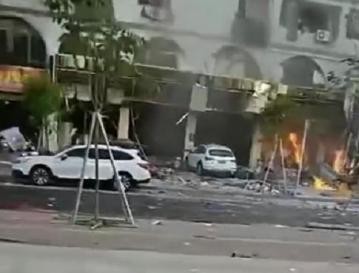 居民围观爆炸现场