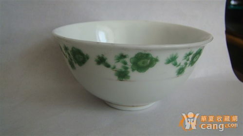 热水倒入瓷碗中进行高温消毒