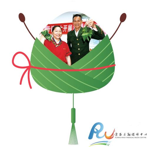 老人展示自己包的粽子成品