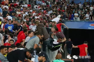 利物浦球迷在事故地点献花悼念