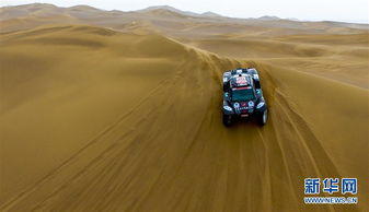 吴京在沙漠中翻车后的赛车照片