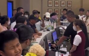 旅客与机场工作人员争执画面