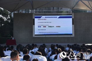 银行工作人员讲解防诈骗知识