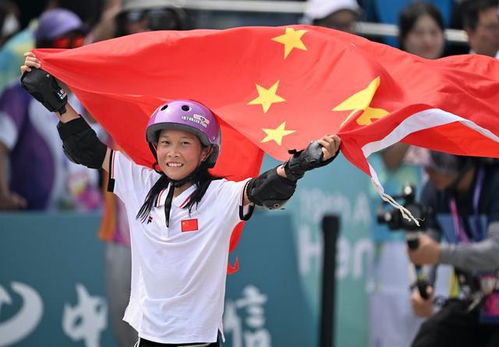 白雨露身披国旗庆祝夺冠