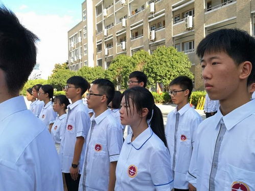 网络上关于少女坠楼事件的讨论截图