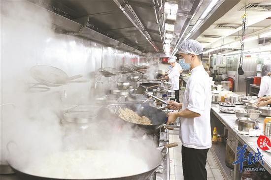 餐厅后厨忙碌准备外卖订单