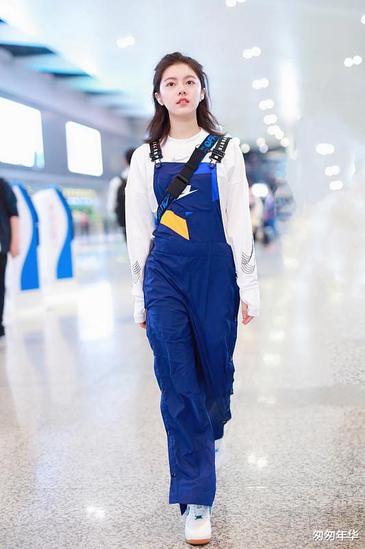 赵今麦穿着条纹马甲拼接西装出席发布会