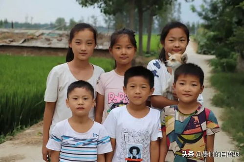 李佳欣背着弟弟妹妹送外卖