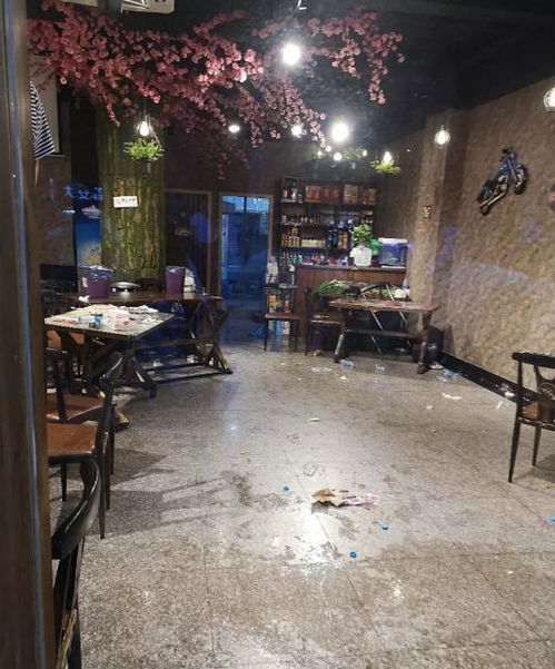 酒后失德！3名青年烧烤店吃完饭竟逃单，网友：素质去哪儿了？