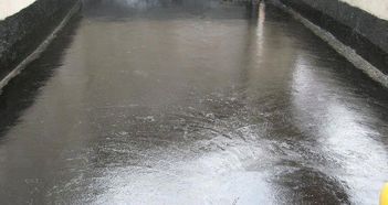 天池底部铺设的特殊反光材料特写