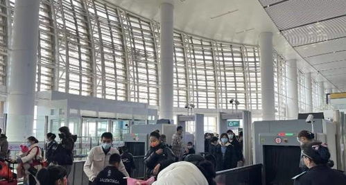 高铁站内亲子候车室温馨场景