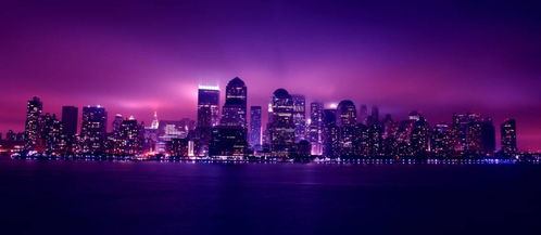 《狂野时代》剧照：城市夜景与光影交错