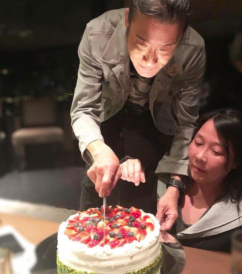 王玉雯切蛋糕庆祝生日