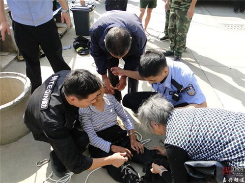 众人合力接住坠落老人