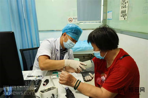 医生在诊室给病人检查身体