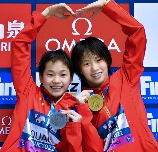 全红婵与陈芋汐在观众席互动