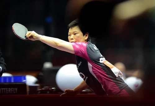 倪夏莲手持直板乒乓球拍专注比赛