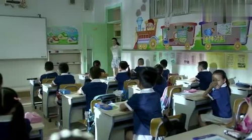 教室中学生们看着投影仪落泪的场景