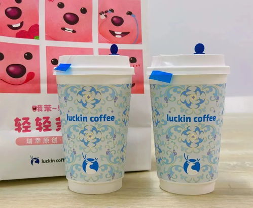 瑞幸联名款轻乳茶产品展示