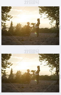 兄妹牵手走在夕阳下