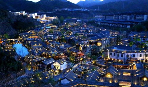 夜色中的山间别墅灯光闪烁